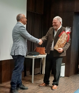 Harald Vogl bedankt sich bei Prof. Dr. Joachim Schmutzard