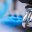 wissenschaftliches Mikroskop in Nahaufnahme