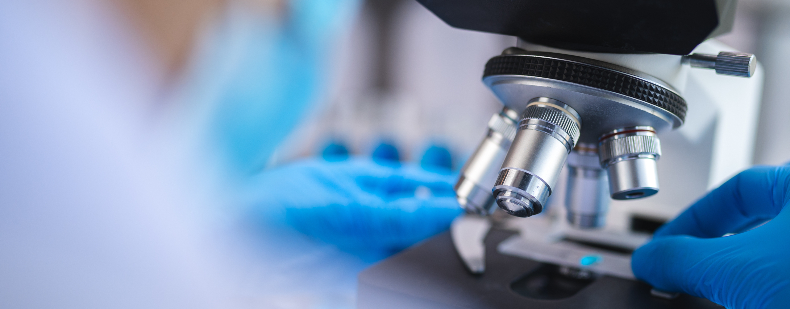 wissenschaftliches Mikroskop in Nahaufnahme